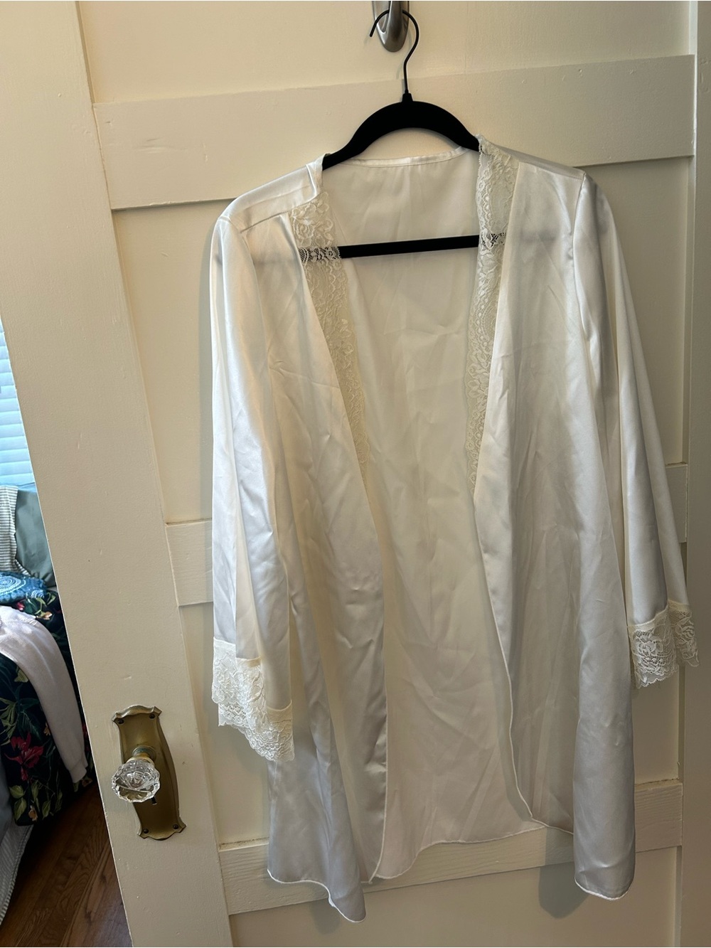 SHEIN White Satin Lace-Trim Robe